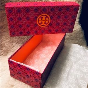 TORY BURCH: shoe box with embossed paper